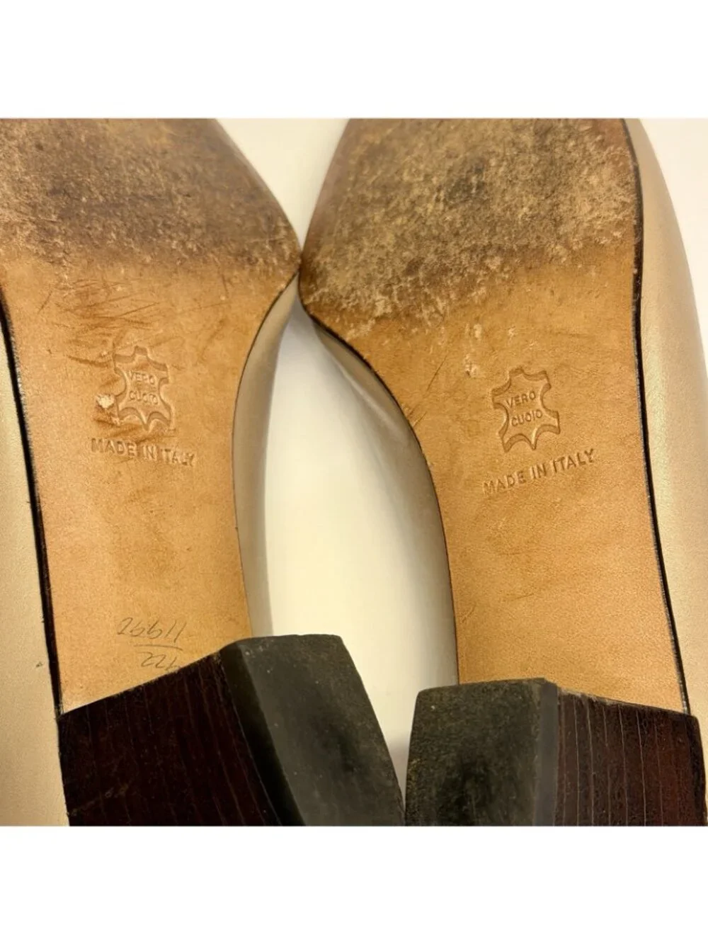 Salvatore Ferragamo Boutique Beige Leather Pumps Size 5B Low Heels - Picture 14 of 14
